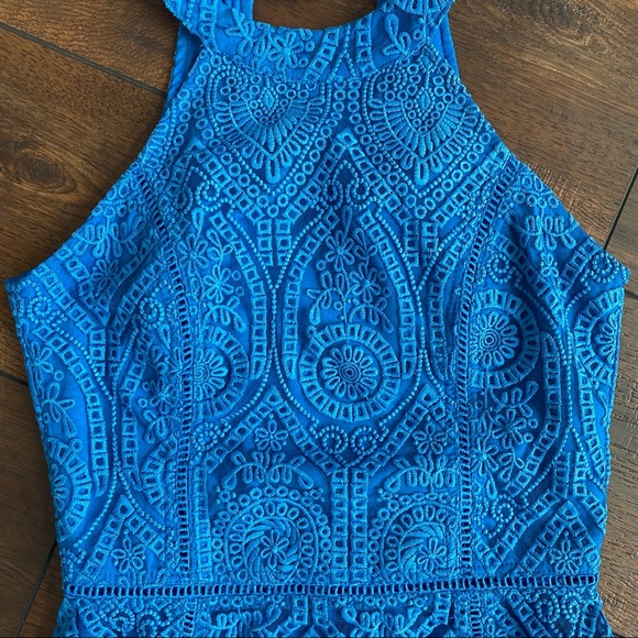 Flattering halter neck and keyhole back blue dress - Picture 2 of 7